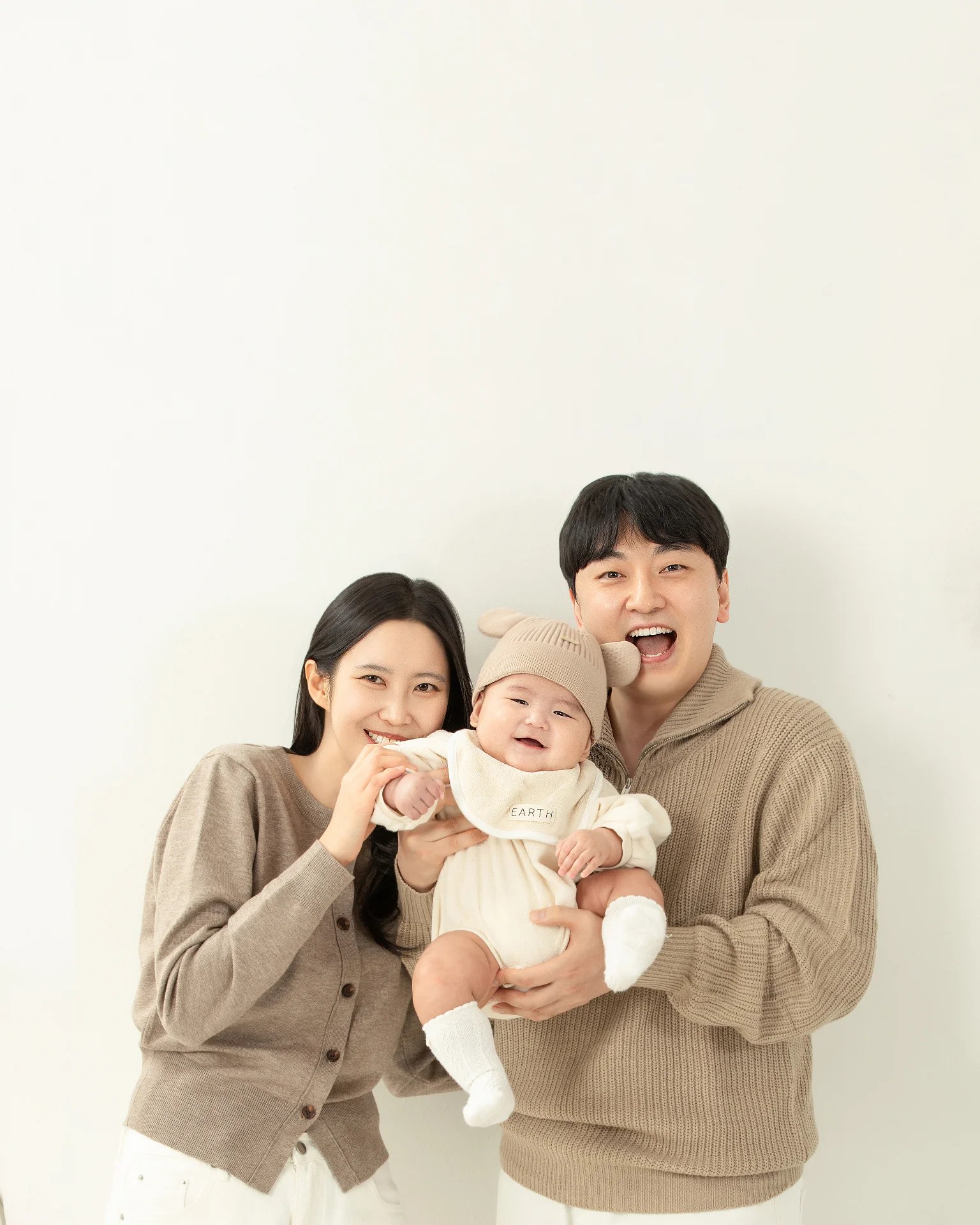 부모와 아기 가족 사진