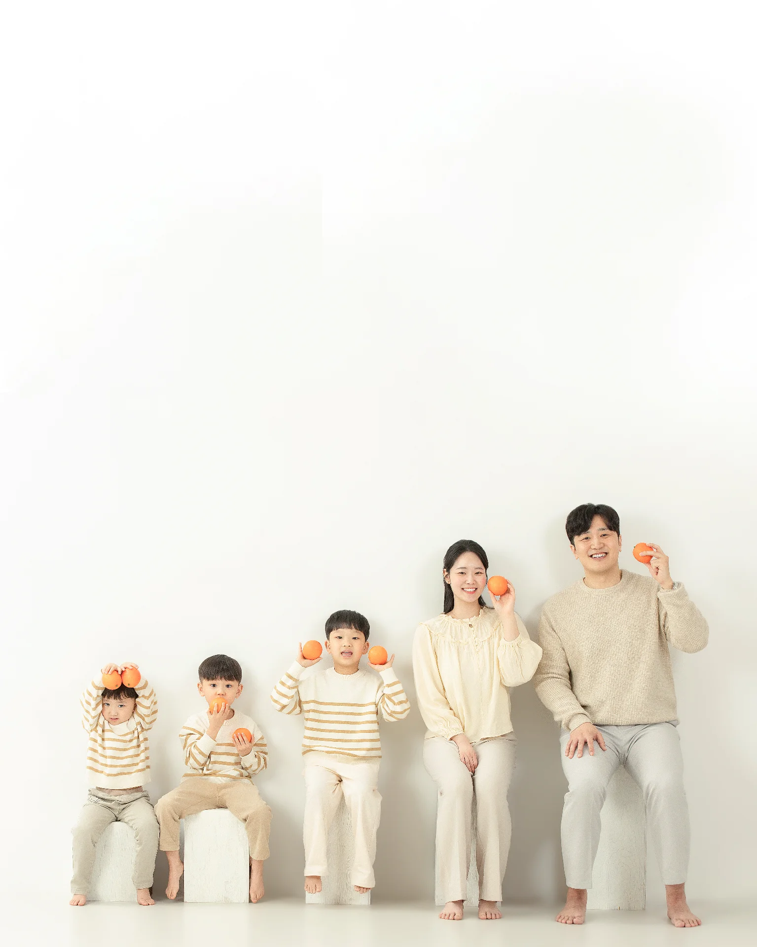 부모와 자녀 3명 가족 사진